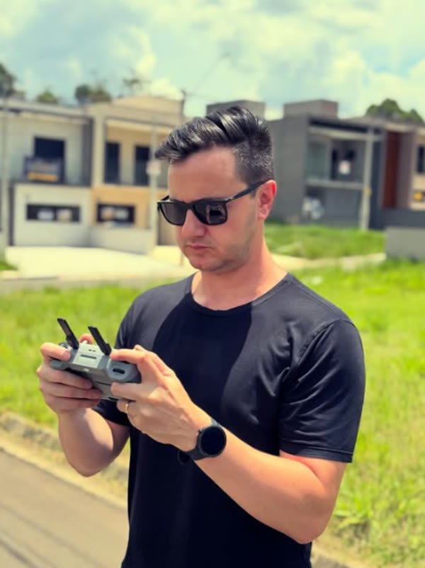 Pedro Ferreira operando o controle do drone em uma gravação